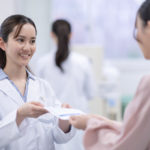 薬を手渡しする薬剤師